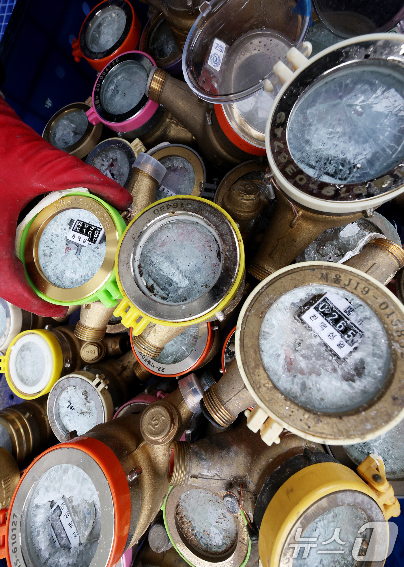 (서울=뉴스1) 장수영 기자 = 강추위가 이어진 6일 오후 서울 서대문구 서부수도사업소에서 직원이 동파된 계량기를 정리하고 있다.서울시는 이어지는 한파에 대응해 오는 8일까지 '동 …