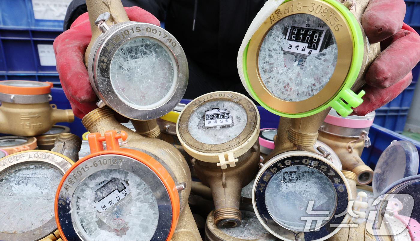 (서울=뉴스1) 장수영 기자 = 강추위가 이어진 6일 오후 서울 서대문구 서부수도사업소에서 직원이 동파된 계량기를 정리하고 있다.서울시는 이어지는 한파에 대응해 오는 8일까지 '동 …