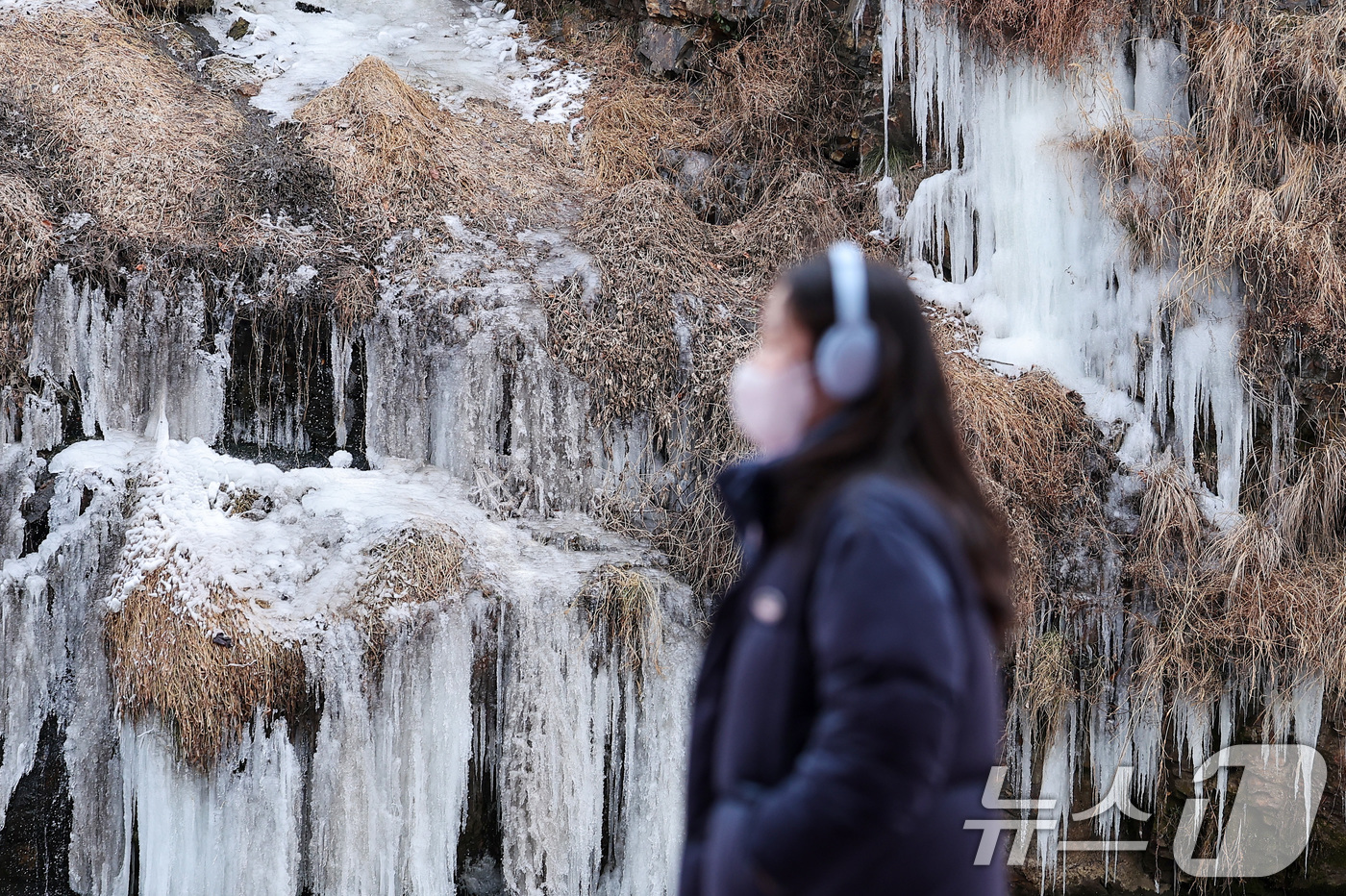 (서울=뉴스1) 김성진 기자 = 한파가 이어진 6일 얼어붙은 서울 서대문구 홍제천 인공폭포 앞으로 한 시민이 지나가고 있다. 2025.2.6/뉴스1