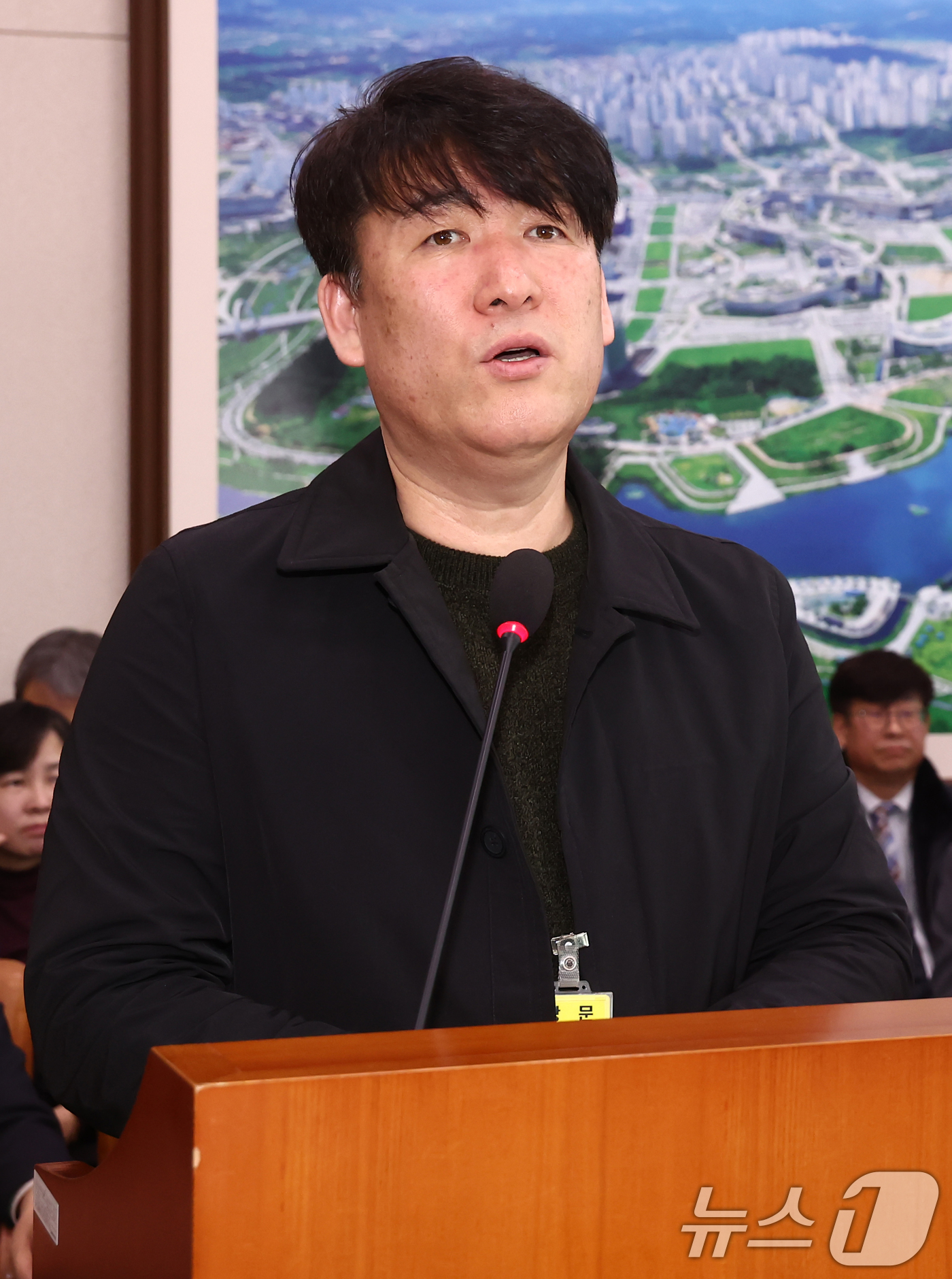 (서울=뉴스1) 김민지 기자 = 박한신 여객기 참사 유가족협의회 대표가 6일 서울 여의도 국회에서 열린 12.29 여객기 참사 진상규명과 피해자 및 유가족 피해구제 특별위원회 전체 …