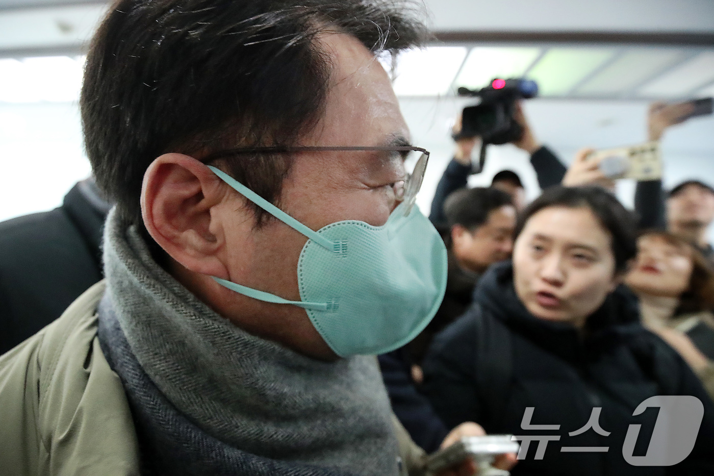 (대구=뉴스1) 공정식 기자 = 정치자금법 위반 혐의로 불구속 기소된 윤석준 대구 동구청장이 6일 오후 대구지방법원에서 열린 2차 공판을 마친 뒤 법정을 나서고 있다. 2025.2 …