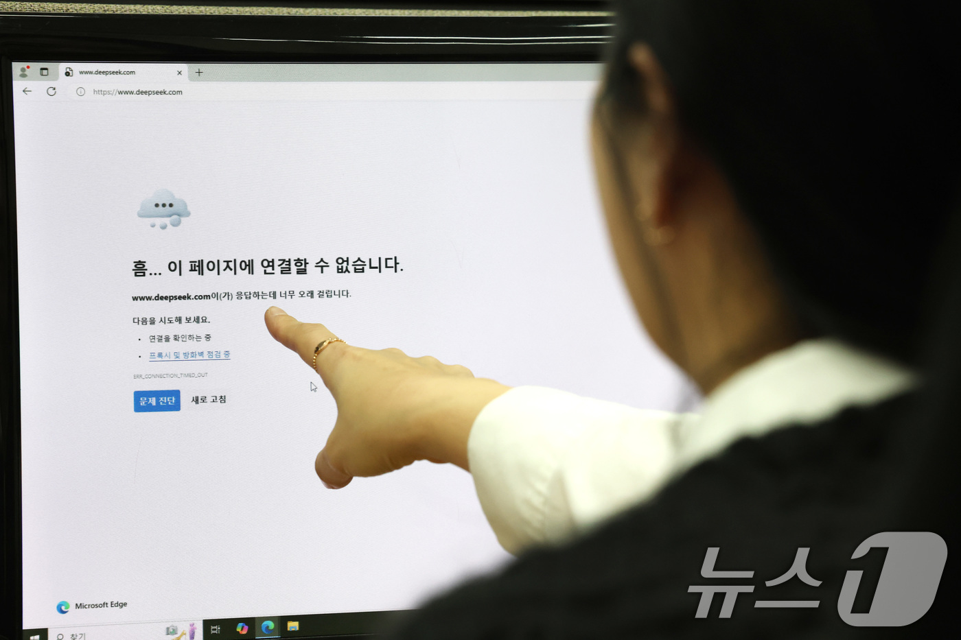 (서울=뉴스1) 임세영 기자 = 과도한 개인정보 수집 논란을 빚어온 중국산 인공지능(AI) 딥시크(Deepseek)에 대해 우리나라 일부 정부 부처가 접속 차단 조치에 나선 가운데 …