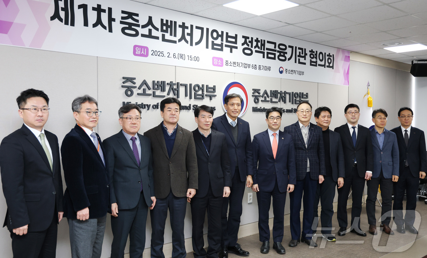 (세종=뉴스1) 김기남 기자 = 6일 오후 세종시 정부세종청사 중소벤처기업부 중기마루에서 열린 제1차 종소벤처기업부 정책금융기관협의회에 앞서 김성섭 중소벤처기업부 차관을 비롯한 관 …