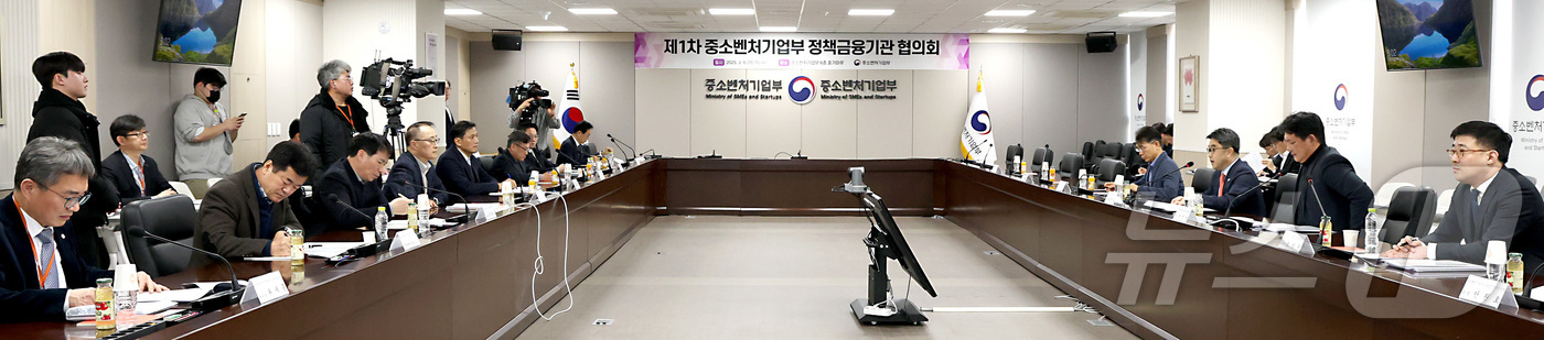 (세종=뉴스1) 김기남 기자 = 김성섭 중소벤처기업부 차관이 6일 오후 세종시 정부세종청사에서 열린 제1차 종소벤처기업부 정책금융기관협의회를 주재하며 발언하고 있다. 2025.2. …