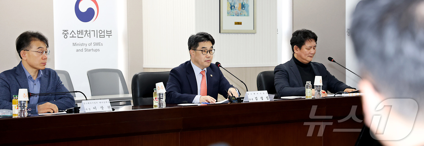 (세종=뉴스1) 김기남 기자 = 김성섭 중소벤처기업부 차관(가운데)이 6일 오후 세종시 정부세종청사에서 열린 제1차 종소벤처기업부 정책금융기관협의회를 주재하며 발언하고 있다. 20 …