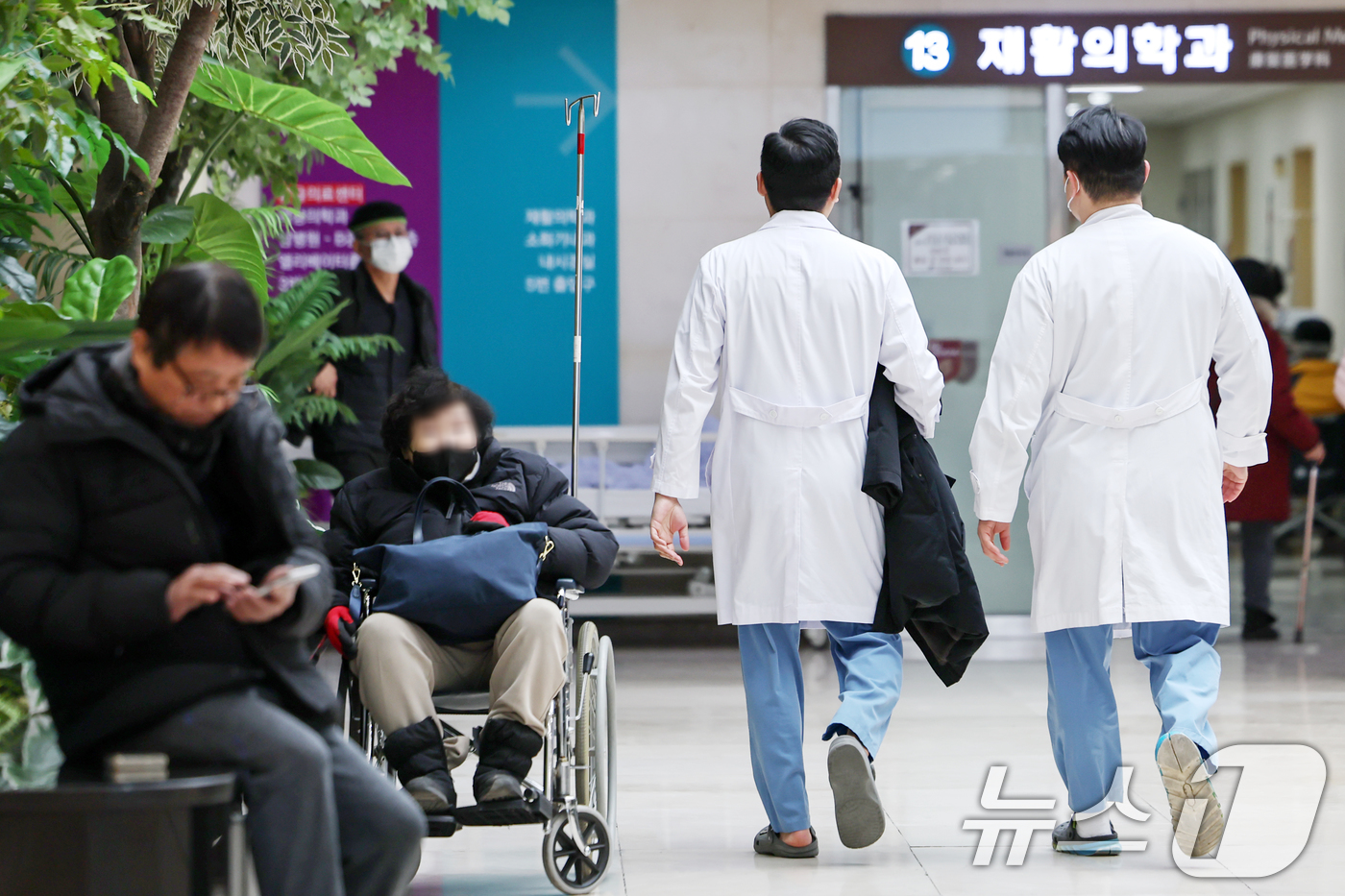 (서울=뉴스1) 민경석 기자 = 정부의 의대 정원 증원 발표로 촉발된 의정 갈등이 꼭 1년을 맞은 6일 서울의 한 대학병원에서 의료진이 오가고 있다. 2025.2.6/뉴스1