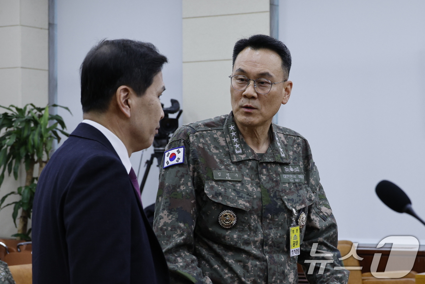 (서울=뉴스1) 안은나 기자 = 김명수 합참의장과 김선호 국방부 장관 직무대행(차관)이 6일 오후 서울 여의도 국회에서 윤석열 정부의 비상계엄 선포를 통한 내란 혐의 진상규명 국정 …