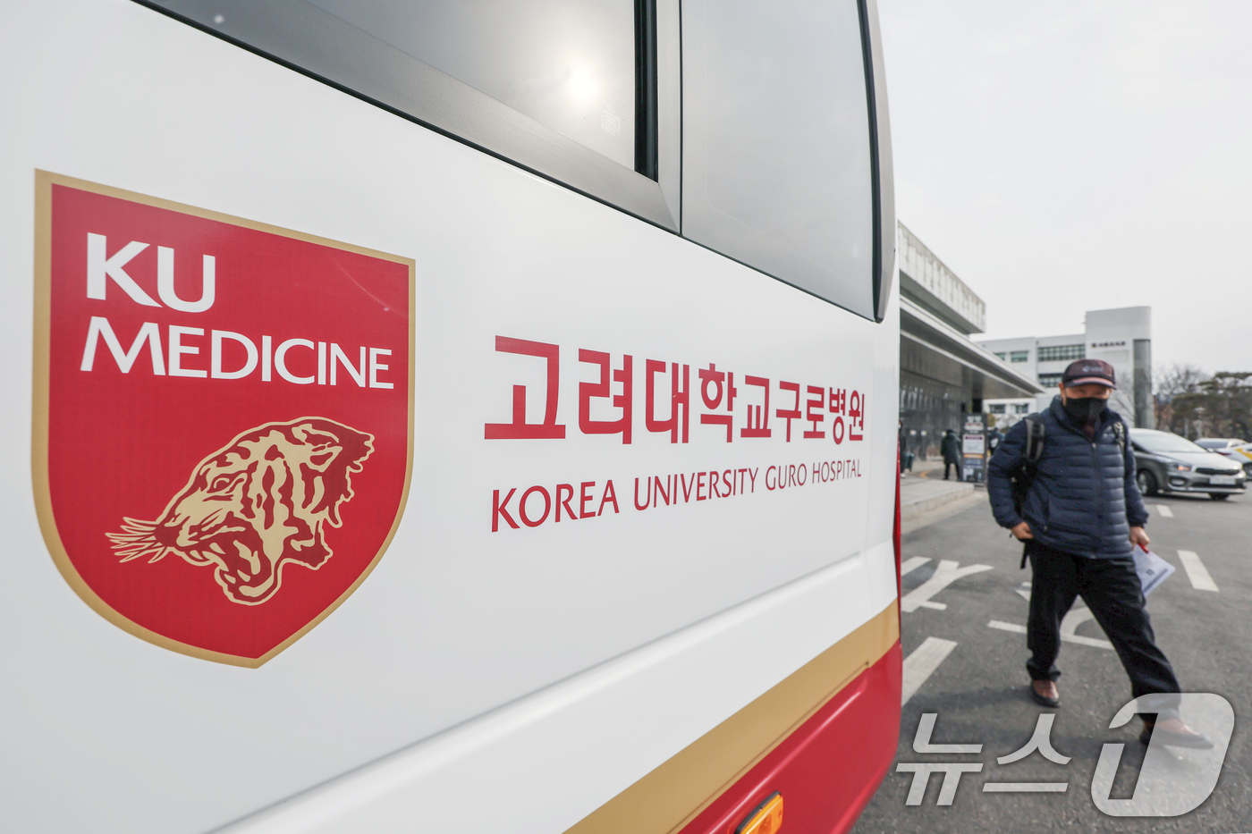 (서울=뉴스1) 민경석 기자 = 고려대학교 구로병원이 서울시의 비용 지원으로 중증외상 전문의 수련센터 운영 중단을 면했다.서울시는 국회의 예산 삭감으로 운영 중단 위기에 놓였던 고 …