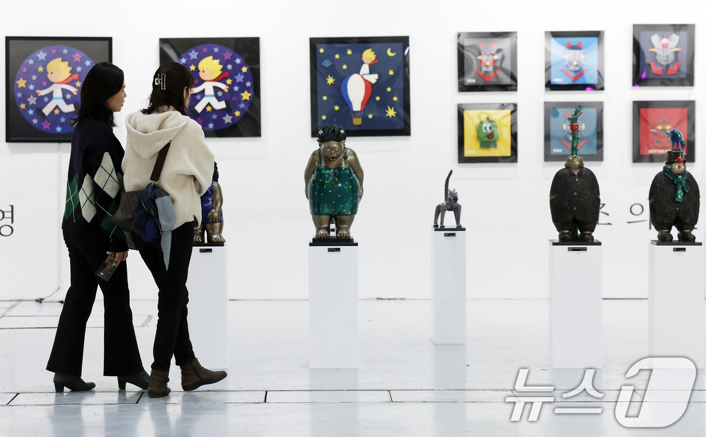 (서울=뉴스1) 오대일 기자 = 6일 서울 강남구 코엑스에서 열린 제14회 서울국제조각페스타에서 관람객들이 전시 작품을 살펴보고 있다. 국내 최대 조각 전문 아트페어인 이번 전시는 …