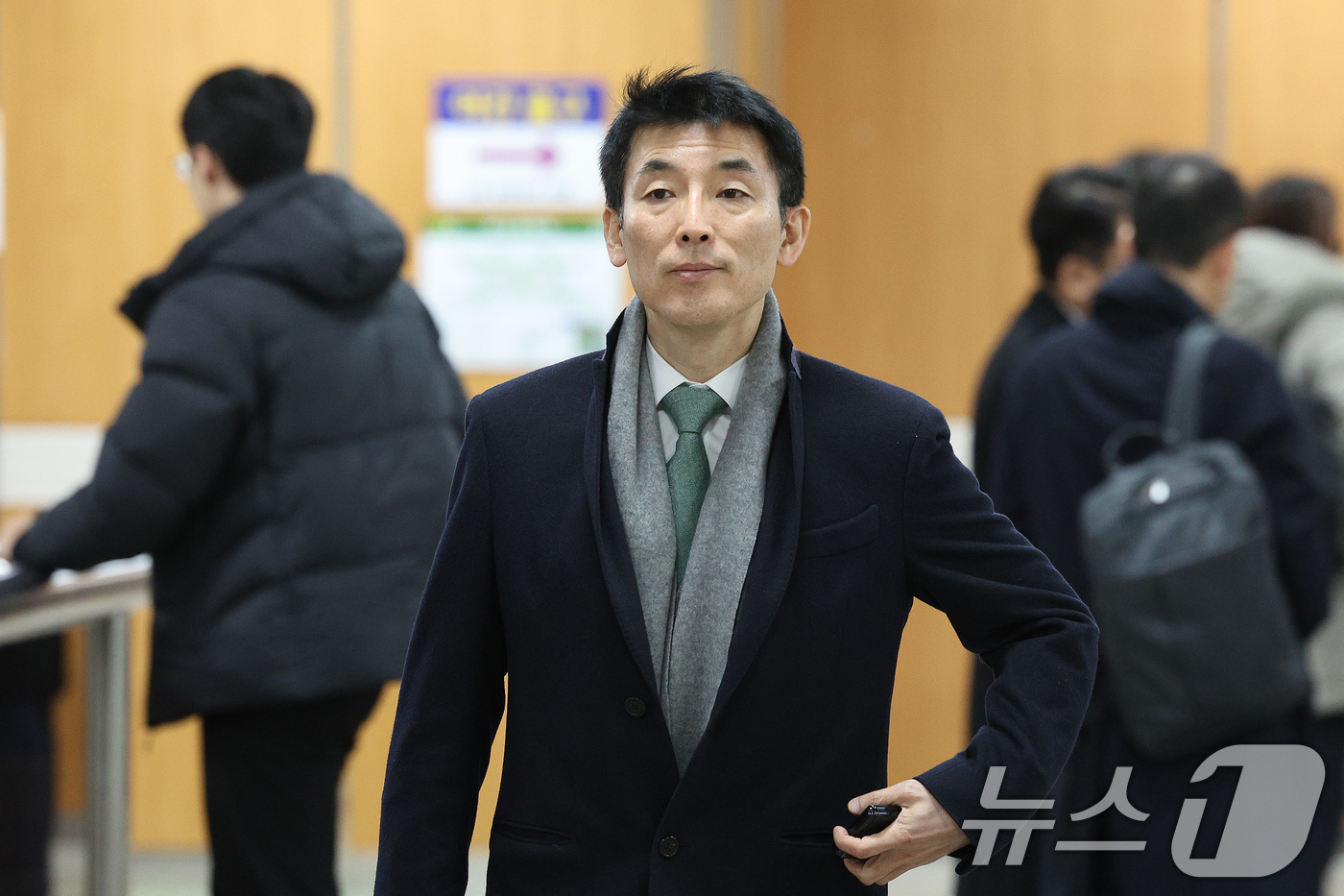 (서울=뉴스1) 신웅수 기자 = 김용현 전 국방부 장관 변호인단인 이하상 변호사가 6일 오후 서울 서초구 서울중앙지법에서 열린 김 전 장관의 내란 혐의 공판준비기일에 출석하고 있다 …