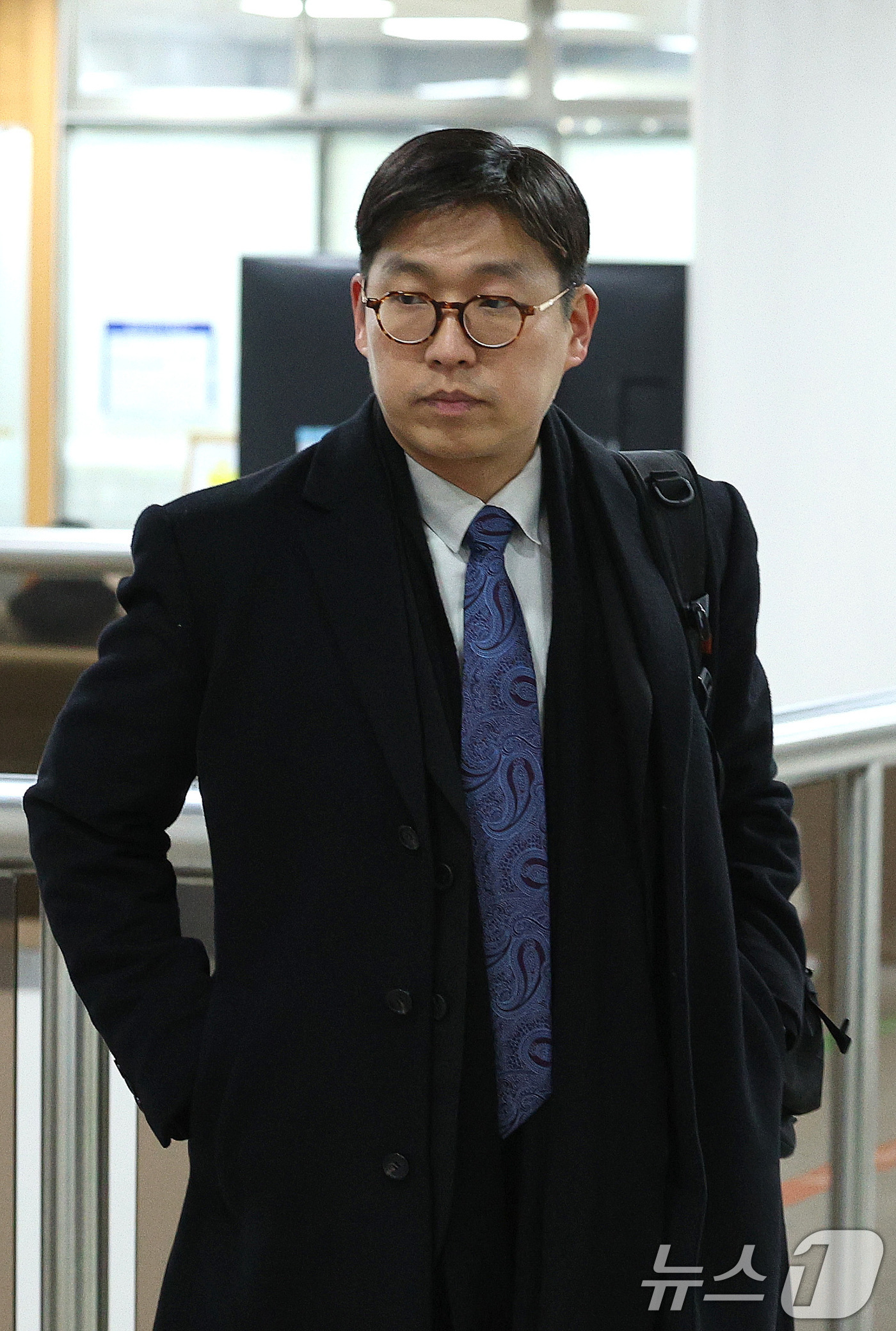 (서울=뉴스1) 신웅수 기자 = 김용현 전 국방부 장관 변호인단인 유승수 변호사가 6일 오후 서울 서초구 서울중앙지법에서 열린 김 전 장관의 내란 혐의 공판준비기일에 출석하고 있다 …