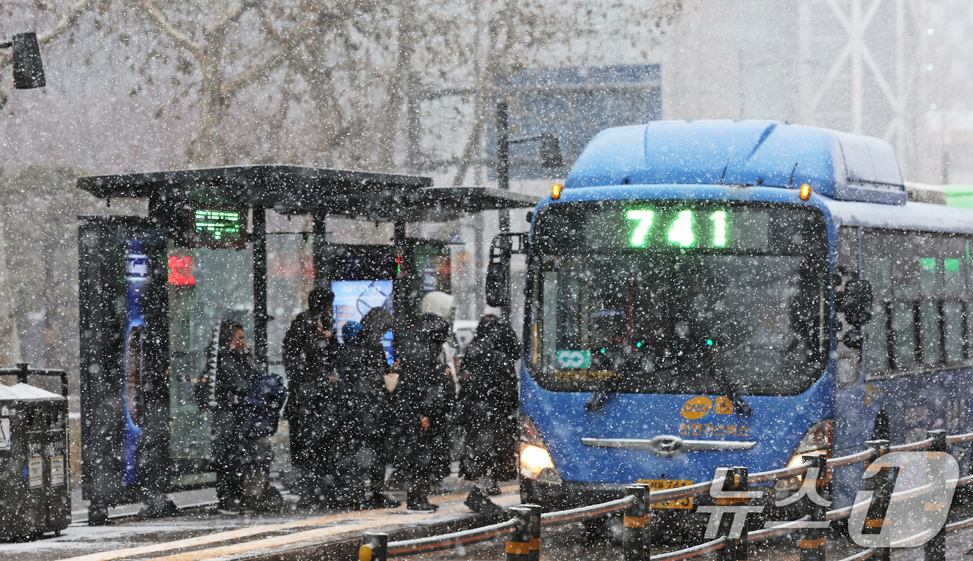 (서울=뉴스1) 장수영 기자 = 서울에 대설주의보가 내려진 6일 오후 서울 종로구 종각역 일대에서 시민들이 눈을 맞으며 버스를 기다리고 있다. 2025.2.6/뉴스1