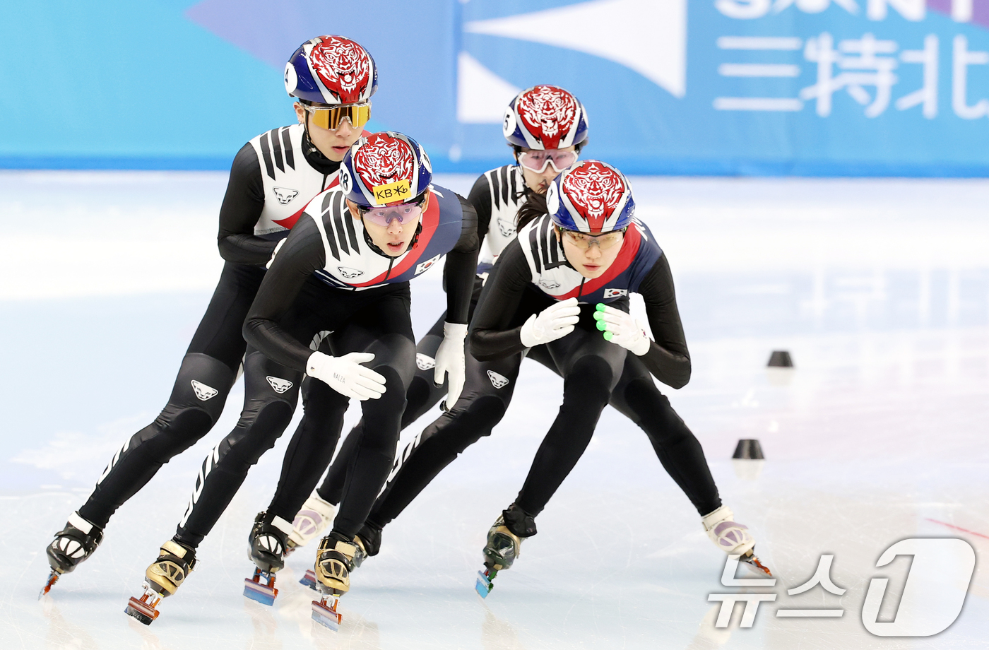 (하얼빈(중국)=뉴스1) 이승배 기자 = 대한민국 쇼트트랙 대표팀이 6일(현지시간) 하얼빈 동계아시안게임 개막을 앞두고 중국 헤이룽장성 하얼빈 빙상훈련센터 다목적홀에서 훈련하고 있 …