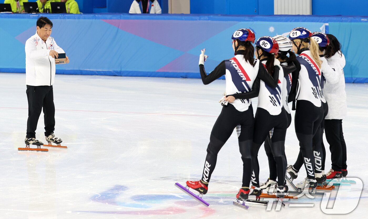 본문 이미지 - 대한민국 쇼트트랙 대표팀이 6일&#40;현지시간&#41; 하얼빈 동계아시안게임 개막을 앞두고 중국 헤이룽장성 하얼빈 빙상훈련센터 다목적홀에서 훈련을 마치고 기념사진을 남기고 있다. 2025.2.6/뉴스1 ⓒ News1 이승배 기자