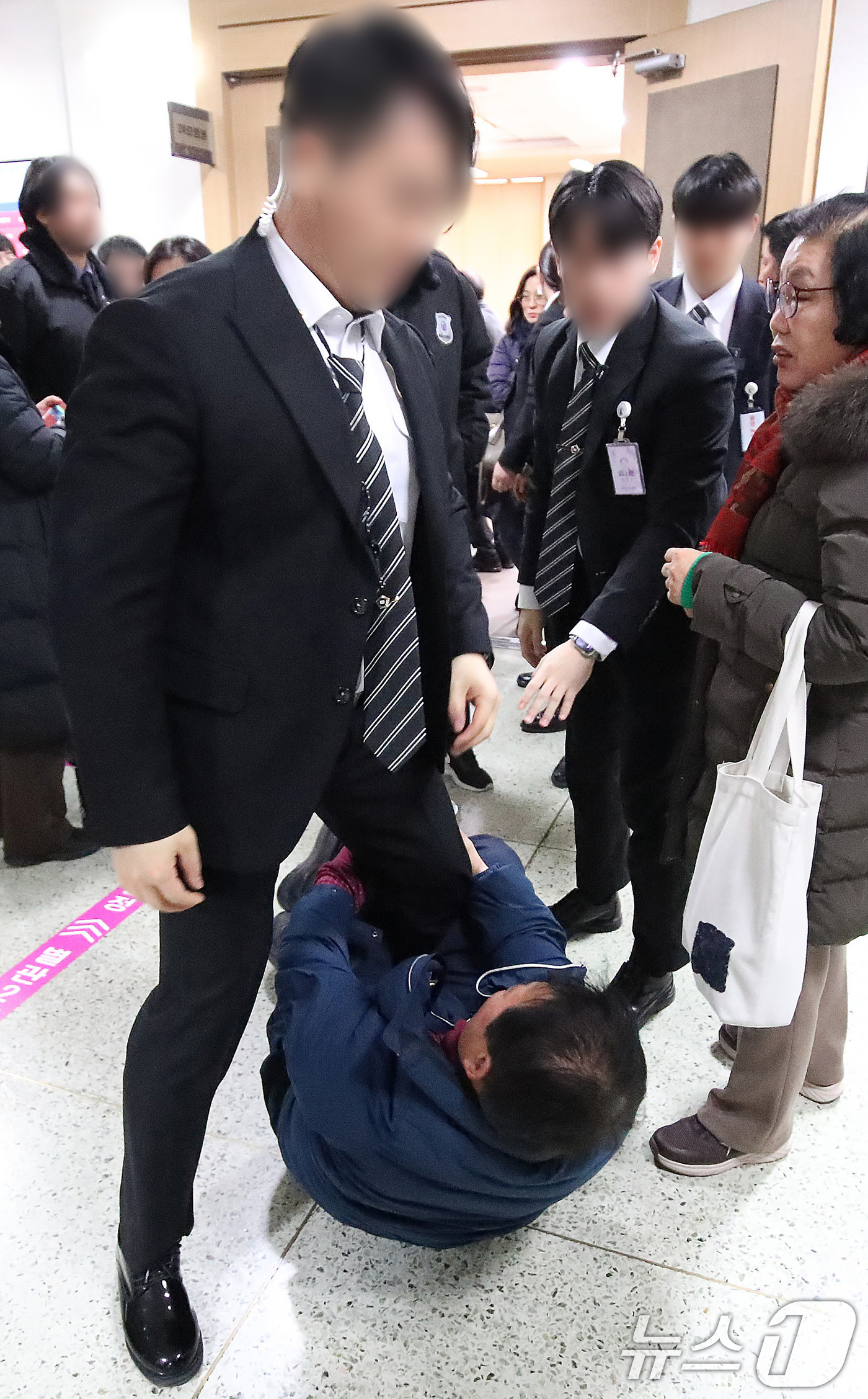 (대구=뉴스1) 공정식 기자 = 6일 오후 대구지법에서 열린 '수목장지 사용권한 확인 청구' 소송 선고 공판에서 재판부가 대구지하철참사 희생자 대책위원회가 대구시를 상대로 대구시민 …