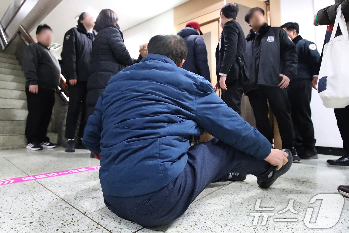본문 이미지 - 6일 오후 대구지법에서 열린 '수목장지 사용권한 확인 청구' 소송 선고 공판에서 재판부가 대구지하철참사 희생자 대책위원회가 대구시를 상대로 대구시민안전테마파크에 희생자들의 유골을 수목장으로 안치할 수 있게 해 달라는 소송을 기각하자 재판부에 항의하던 유가족이 법원 관계자에 의해 퇴정당해 주저앉아 있다. 2025.2.6/뉴스1 ⓒ News1 공정식 기자