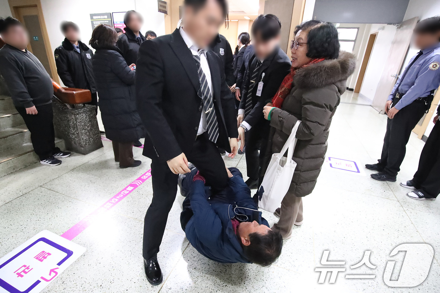 (대구=뉴스1) 공정식 기자 = 6일 오후 대구지법에서 열린 '수목장지 사용권한 확인 청구' 소송 선고 공판에서 재판부가 대구지하철참사 희생자 대책위원회가 대구시를 상대로 대구시민 …