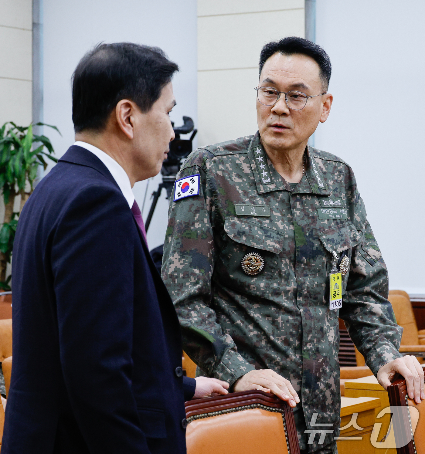 (서울=뉴스1) 안은나 기자 = 김명수 합참의장과 김선호 국방부 장관 직무대행(차관)이 6일 오후 서울 여의도 국회에서 윤석열 정부의 비상계엄 선포를 통한 내란 혐의 진상규명 국정 …