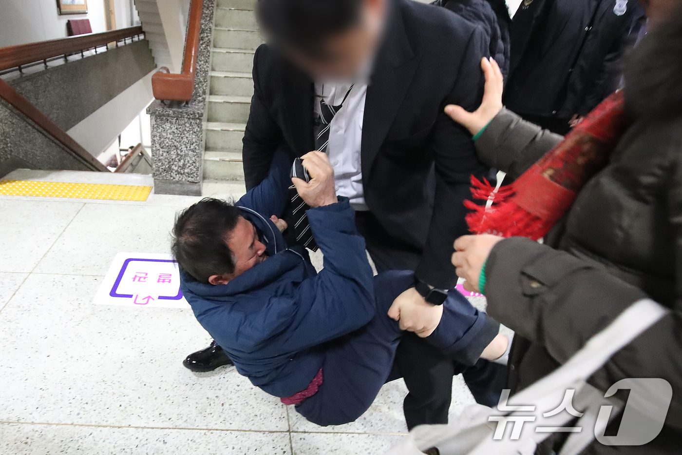 (대구=뉴스1) 공정식 기자 = 6일 오후 대구지법에서 열린 '수목장지 사용권한 확인 청구' 소송 선고 공판에서 재판부가 대구지하철참사 희생자 대책위원회가 대구시를 상대로 대구시민 …