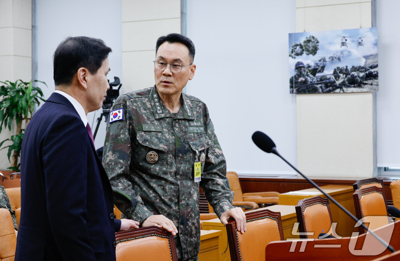 (서울=뉴스1) 안은나 기자 = 김명수 합참의장과 김선호 국방부 장관 직무대행(차관)이 6일 오후 서울 여의도 국회에서 윤석열 정부의 비상계엄 선포를 통한 내란 혐의 진상규명 국정 …