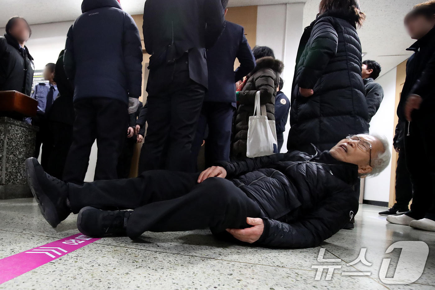 (대구=뉴스1) 공정식 기자 = 6일 오후 대구지법에서 열린 '수목장지 사용권한 확인 청구' 소송 선고 공판에서 재판부가 대구지하철참사 희생자 대책위원회가 대구시를 상대로 대구시민 …