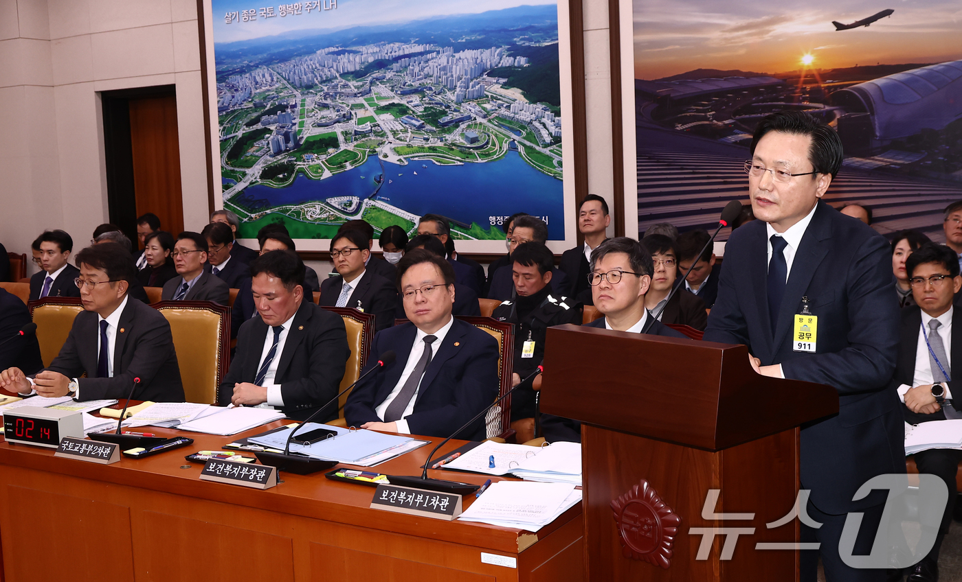 (서울=뉴스1) 김민지 기자 = 김이배 제주항공 대표가 6일 오후 서울 여의도 국회에서 열린 12.29 여객기 참사 진상규명과 피해자 및 유가족 피해구제 특별위원회 전체회의에서 김 …