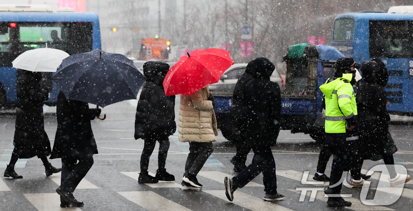 (서울=뉴스1) 허경 기자 = 극심한 한파에 폭설까지 이어진 6일 서울 광화문 네거리에 시민들이 눈을 맞으며 이동하고 있다. 2025.2.6/뉴스1