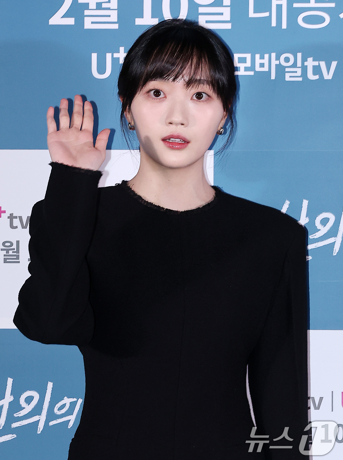 (서울=뉴스1) 김진환 기자 = 배우 오우리가 6일 서울 용산구 CGV 용산아이파크몰에서 열린 STUDIO X+U 드라마 '선의의 경쟁' 언론시사회에 참석해 포즈를 취하고 있다.' …