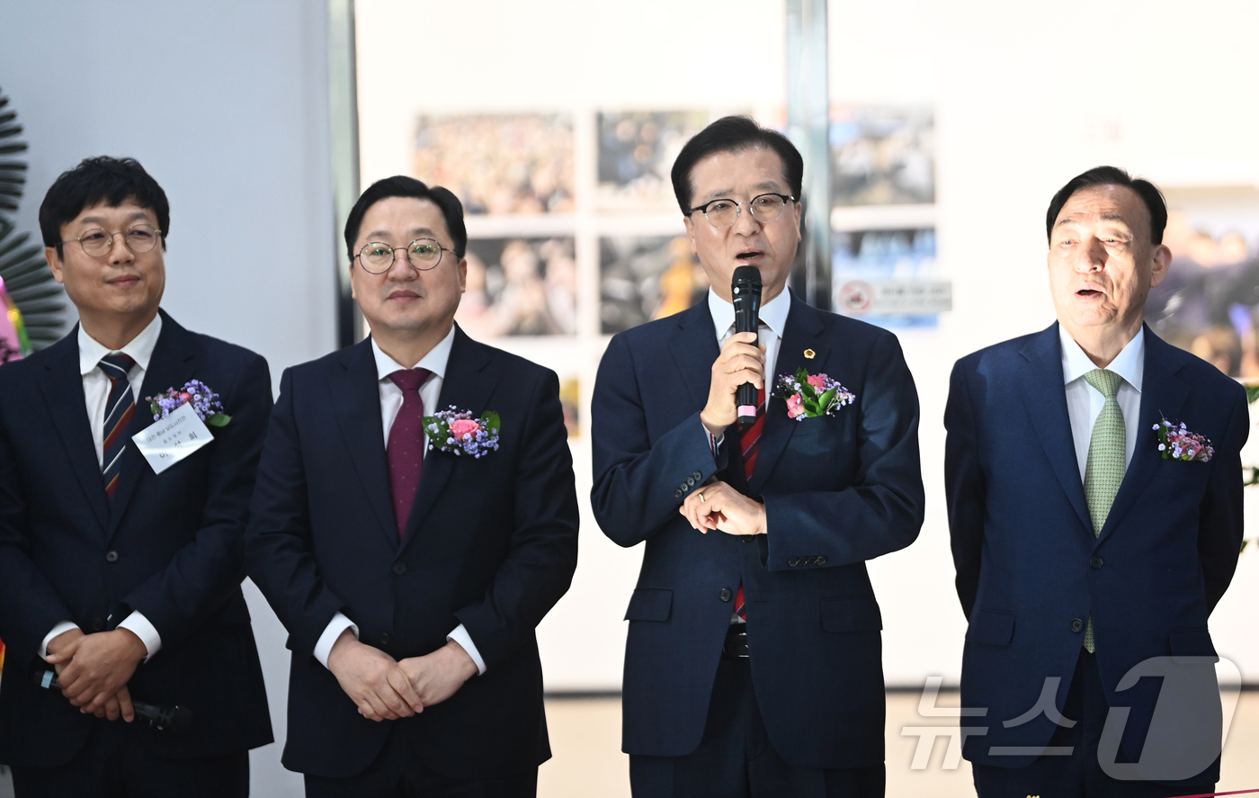 (대전=뉴스1) 김기태 기자 = 조원휘 대전시의장이 6일 대전시청 전시실에서 열린 한국사진기자협회 대전·충남지회 제21회 대전·충남 보도사진전 개막식에서 축사하고 있다. 2025. …