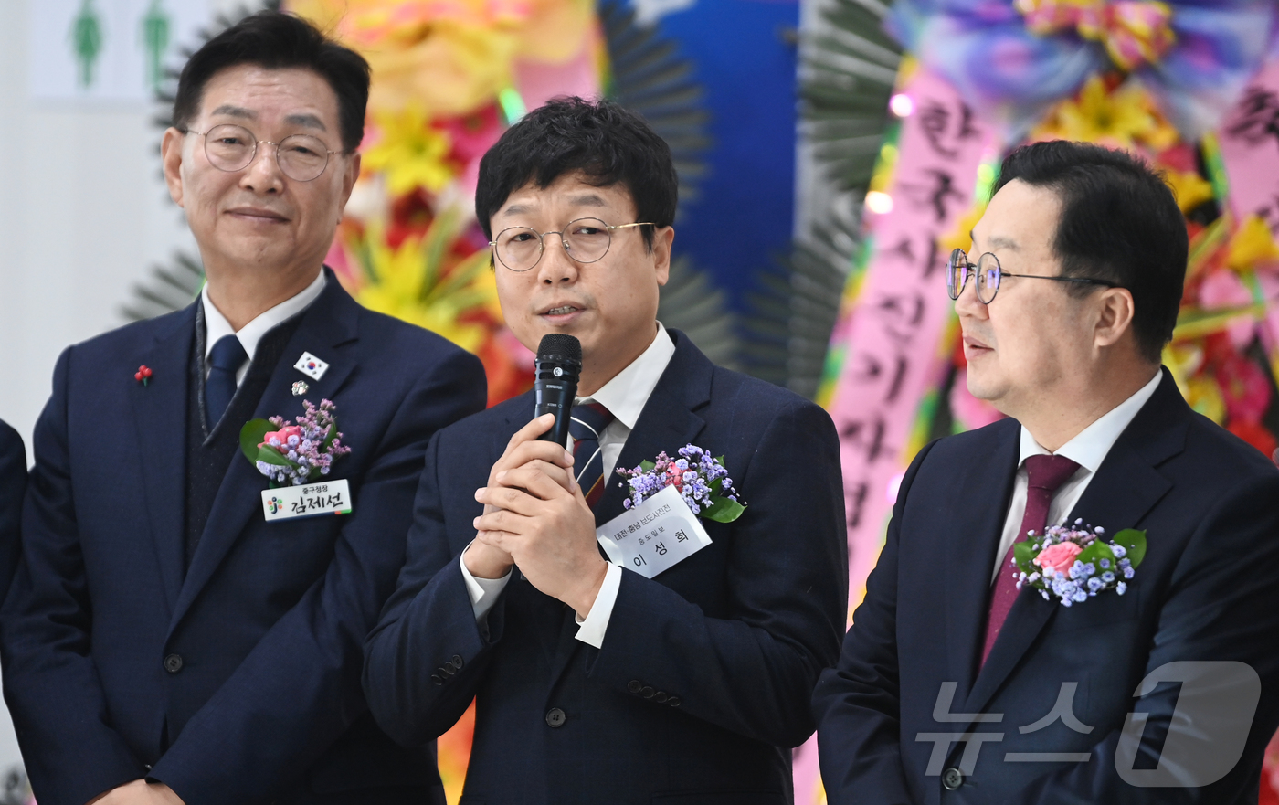 (대전=뉴스1) 김기태 기자 = 이성희 한국사진기자협회 대전충남지회장이 6일 대전시청 전시실에서 열린 한국사진기자협회 대전·충남지회 제21회 대전·충남 보도사진전 개막식에서 인사말 …