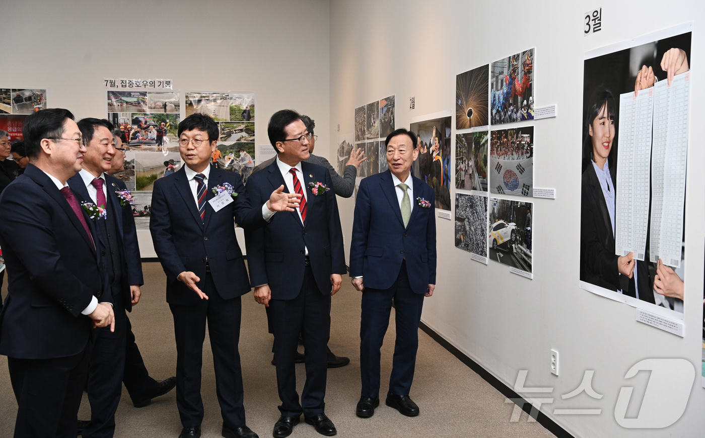 (대전=뉴스1) 김기태 기자 = 6일 대전시청 전시실에서 열린 한국사진기자협회 대전·충남지회 제21회 대전·충남 보도사진전 개막식에서 내빈들이 전시 사진을 둘러보고 있다. 왼쪽부터 …