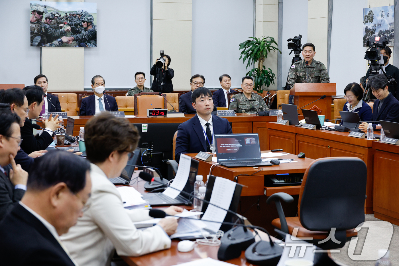 (서울=뉴스1) 안은나 기자 = 이진우 전 수도방위사령부 사령관이 6일 오후 서울 여의도 국회에서 열린 윤석열 정부의 비상계엄 선포를 통한 내란 혐의 진상규명 국정조사특별위원회 제 …