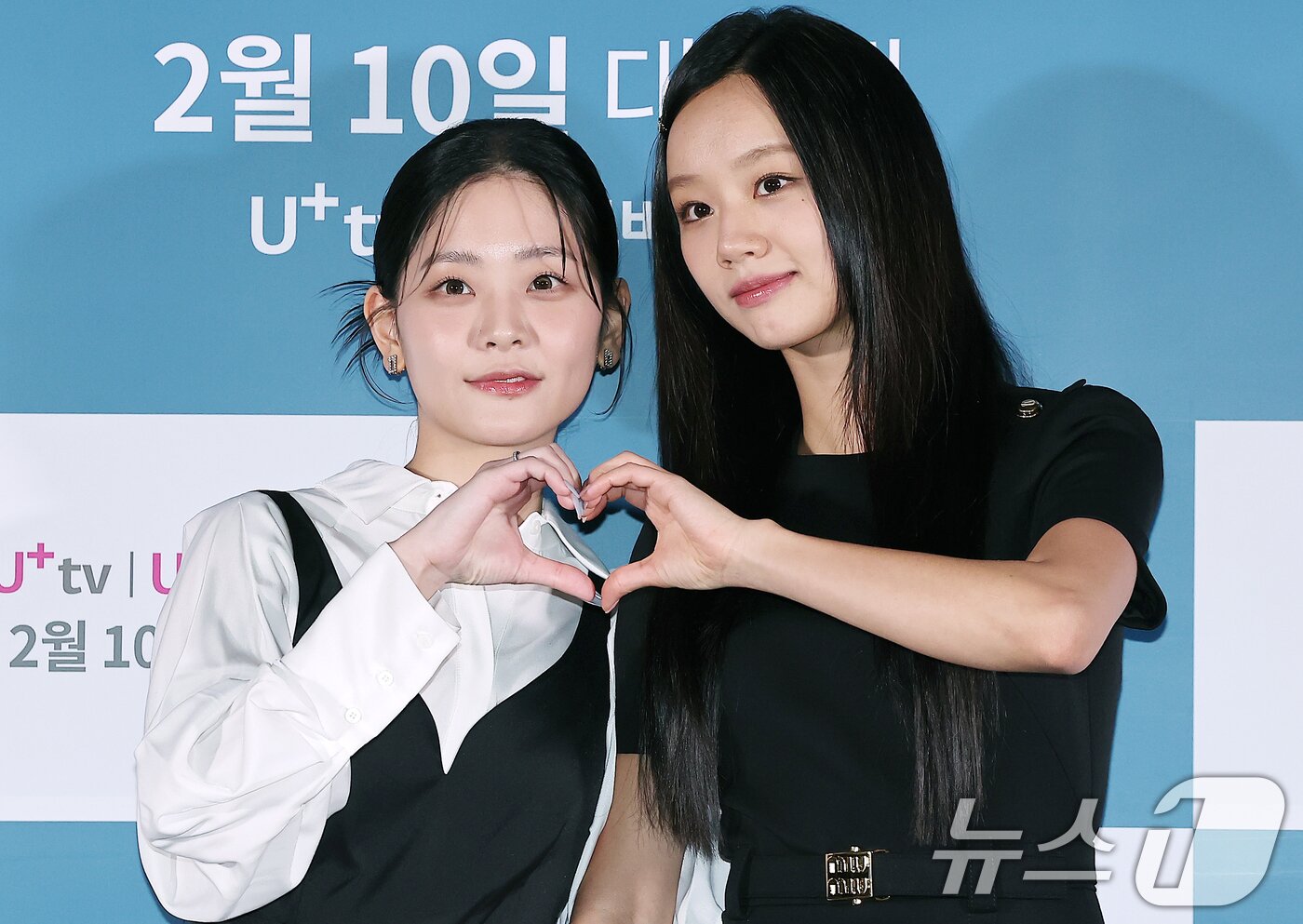 본문 이미지 - 배우 정수빈과 이혜리&#40;오른쪽&#41;이 6일 서울 용산구 CGV 용산아이파크몰에서 열린 STUDIO X+U 드라마 &#39;선의의 경쟁&#39; 언론시사회에 참석해 포즈를 취하고 있다. &#39;선의의 경쟁&#39;은 살벌한 입시 경쟁이 벌어지는 대한민국 상위 1% 채화여고에 전학 온 ‘슬기’에게 각자의 욕망을 드러내는 친구들, 그리고 수능 출제 위원이었던 아버지의 의문사를 둘러싼 미스터리 걸스릴러로 오는 10일 U+tv와 U+모바일tv를 통해 공개된다. 2025.2.6/뉴스1 ⓒ News1 김진환 기자