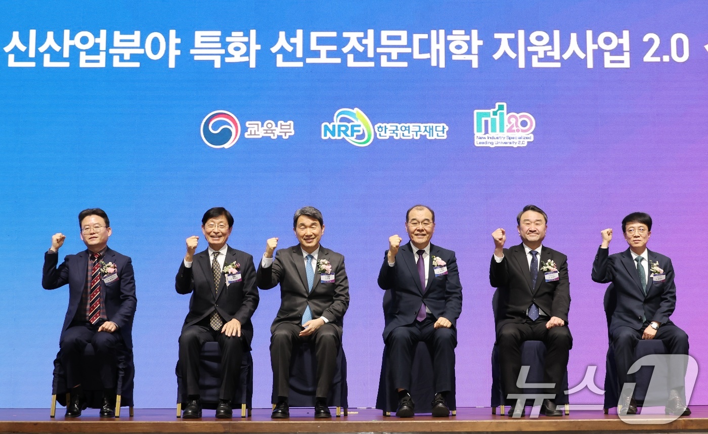 (서울=뉴스1) = 6일 대구 수성구 호텔수성에서 열린 '신산업 분야 특화 선도전문대학 지원사업 성과 확산 공유회'에서 이주호 사회부총리 겸 교육부 장관 등 참석자들이 기념촬영을 …