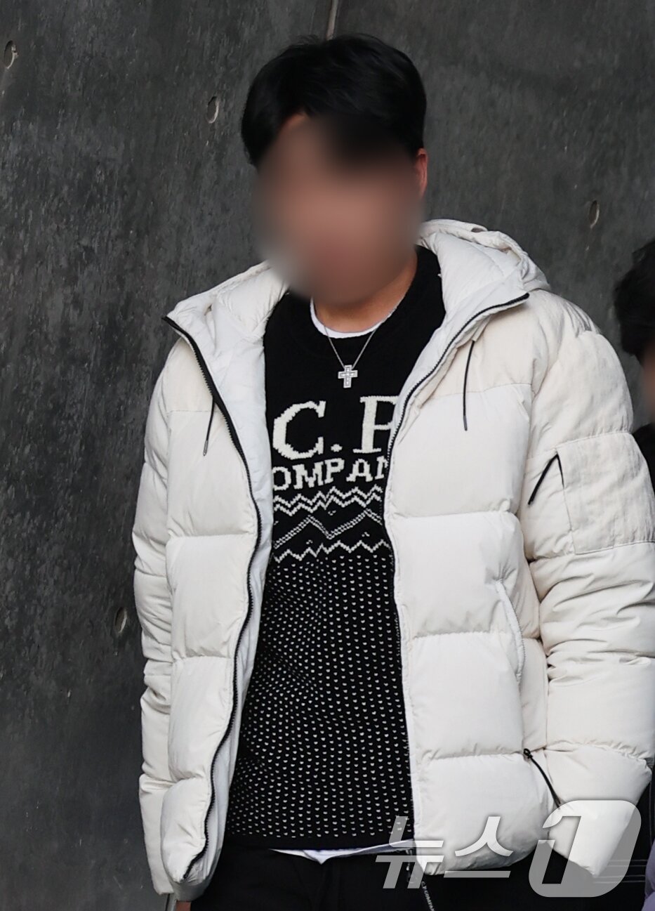 본문 이미지 - 최준희의 남자친구가 6일 서울 중구 동대문디자인플라자&#40;DDP&#41;에서 열린 ‘2025 F/W서울패션위크’ ‘곽현주’ 컬렉션에 참석하고 있다.  ⓒ News1 권현진 기자