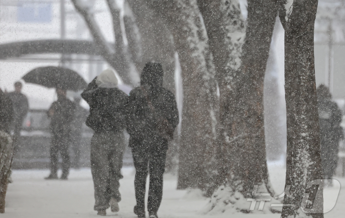 (서울=뉴스1) 김도우 기자 = 서울에 대설주의보가 내려진 6일 오후 서울 종로구 종각역 인근에서 시민들이 발걸음을 재촉하고 있다. 2025.2.6/뉴스1