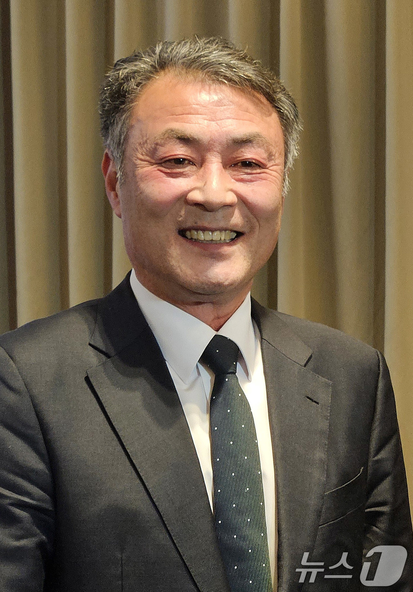 (서울=뉴스1) 김도용 기자 = 제9대 한국여자축구연맹 회장에 당선된 양명석 전 대구시축구협회장이 6일 오후 서울 중구 코리아나호텔에서 소감을 밝히고 있다. 2025.2.6/뉴스1 …