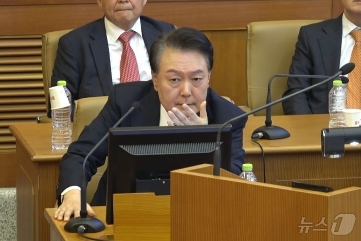 (서울=뉴스1) = 윤석열 대통령이 6일 서울 종로구 헌법재판소에서 열린 탄핵 심판 6차 변론기일에서 발언하고 있다. (헌법재판소 제공) 2025.2.6/뉴스1