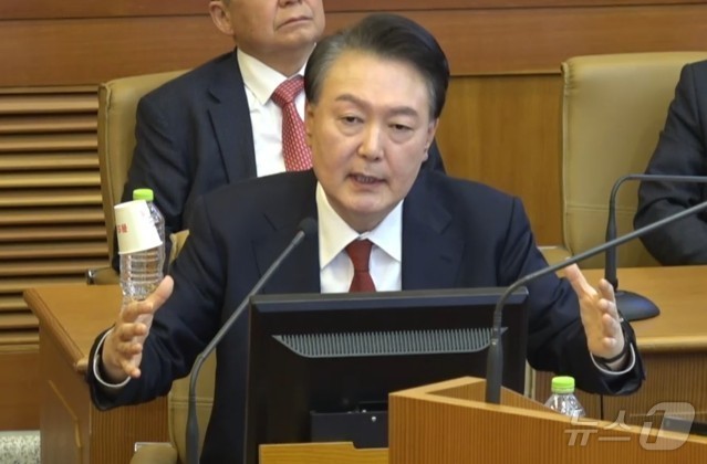 (서울=뉴스1) = 윤석열 대통령이 6일 서울 종로구 헌법재판소에서 열린 탄핵 심판 6차 변론기일에서 발언하고 있다. (헌법재판소 제공) 2025.2.6/뉴스1