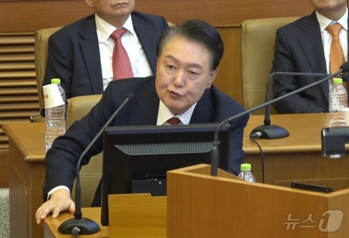 (서울=뉴스1) = 윤석열 대통령이 6일 서울 종로구 헌법재판소에서 열린 탄핵 심판 6차 변론기일에서 발언하고 있다. (헌법재판소 제공) 2025.2.6/뉴스1