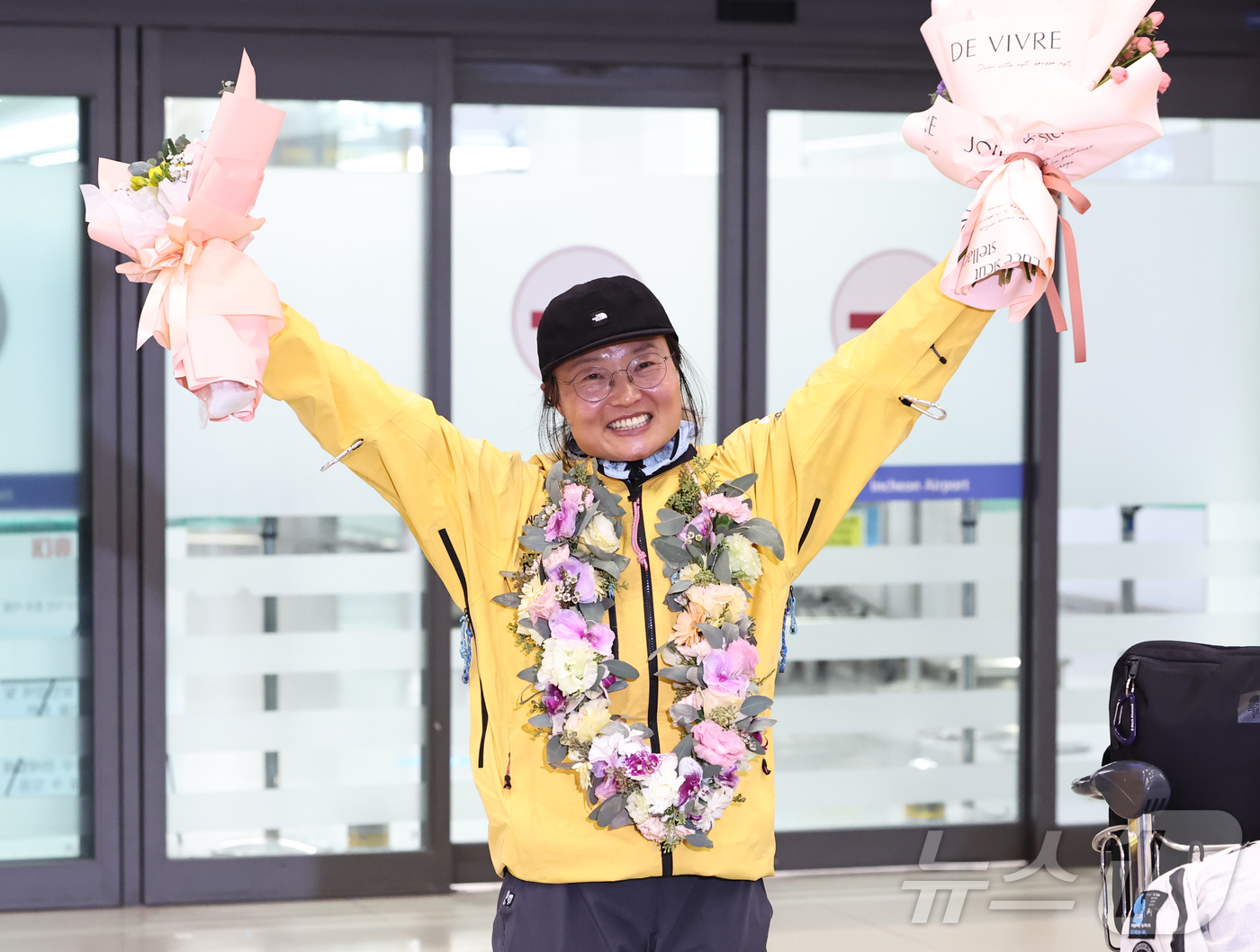 (인천공항=뉴스1) 민경석 기자 = '남극대륙 단독 스키 횡단'에 성공한 김영미 대장이 6일 오후 인천국제공항을 통해 귀국하고 있다. 김 대장은 지난해 11월 8일(현지 시간) 남 …