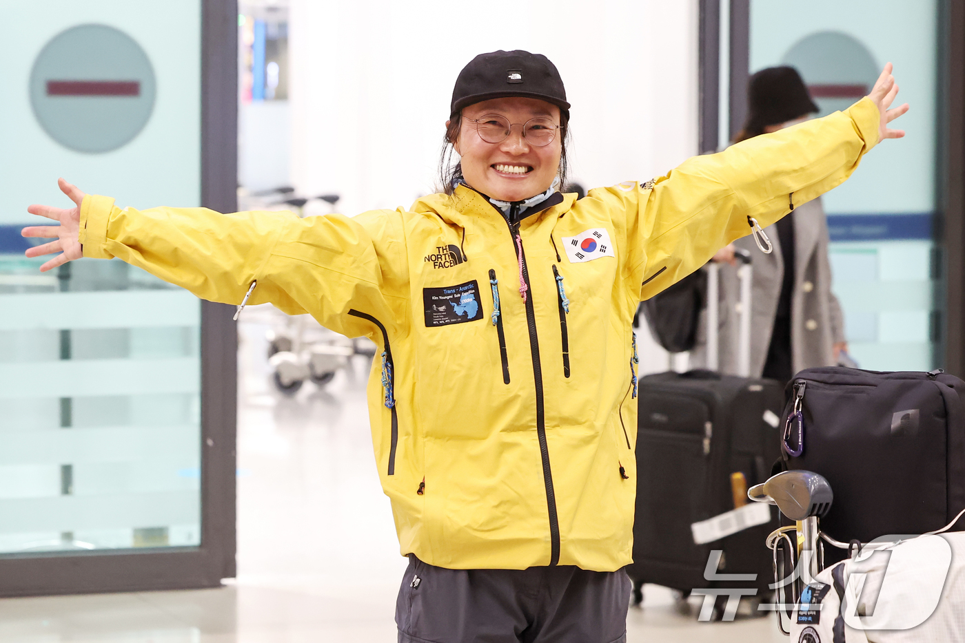 (인천공항=뉴스1) 민경석 기자 = '남극대륙 단독 스키 횡단'에 성공한 김영미 대장이 6일 오후 인천국제공항을 통해 귀국하며 환하게 웃고 있다.김 대장은 지난해 11월 8일(현지 …
