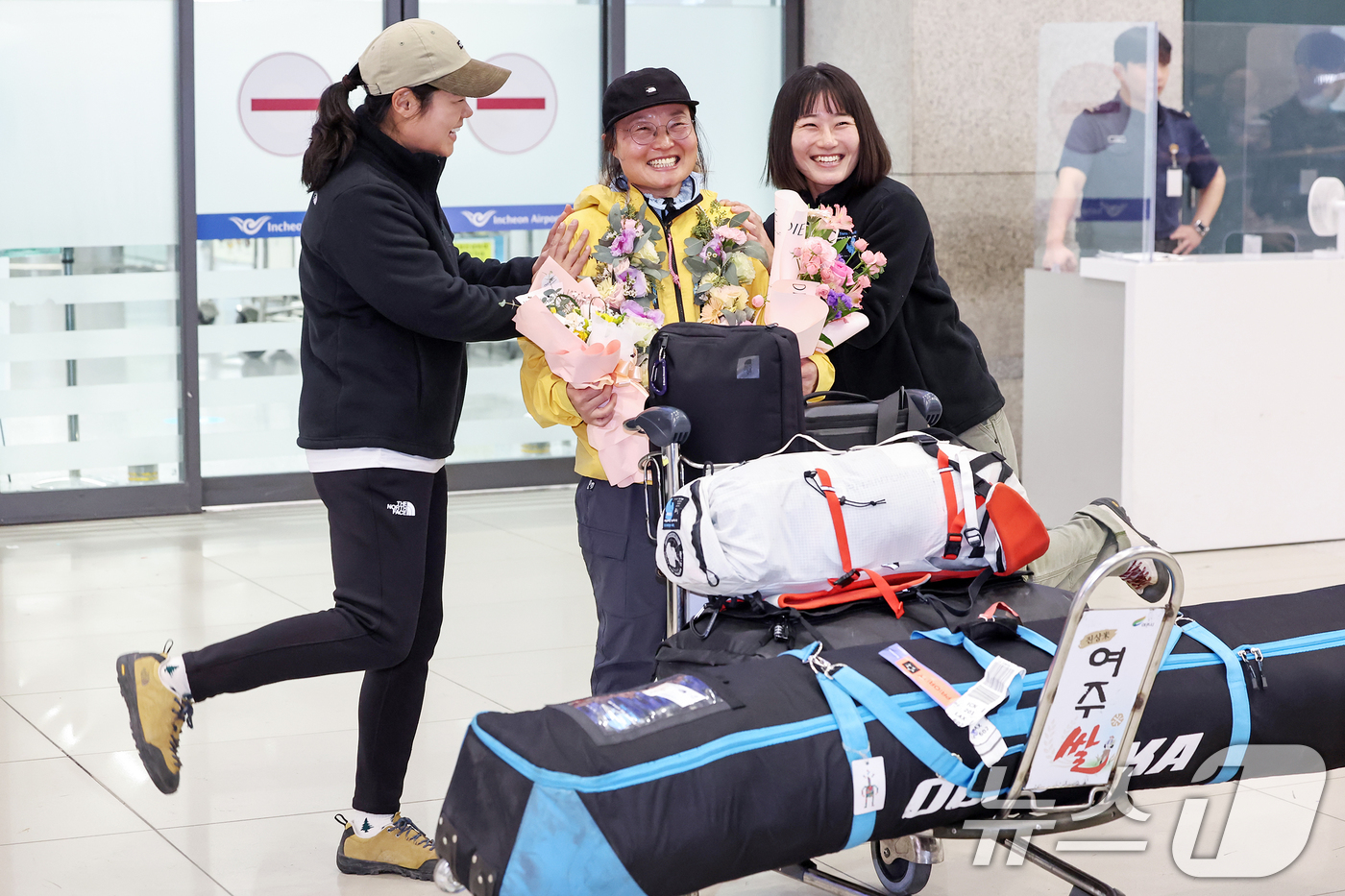 (인천공항=뉴스1) 민경석 기자 = '남극대륙 단독 스키 횡단'에 성공한 김영미 대장이 6일 오후 인천국제공항을 통해 귀국해 원정대 스태프들과 함께 포즈를 취하고 있다.김 대장은 …