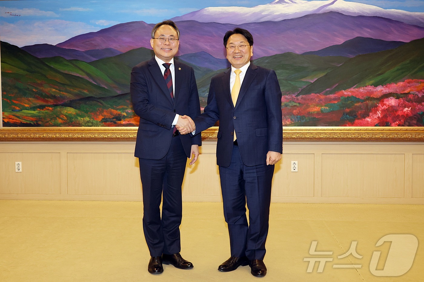 (서울=뉴스1) = 고기동(왼쪽) 행정안전부 장관 직무대행이 6일 오후 강기정 시도지사협의회 감사(광주광역시장)를 만나 민생안정을 위한 중앙-지방 간 협력방안 등을 논의한 뒤 악수 …
