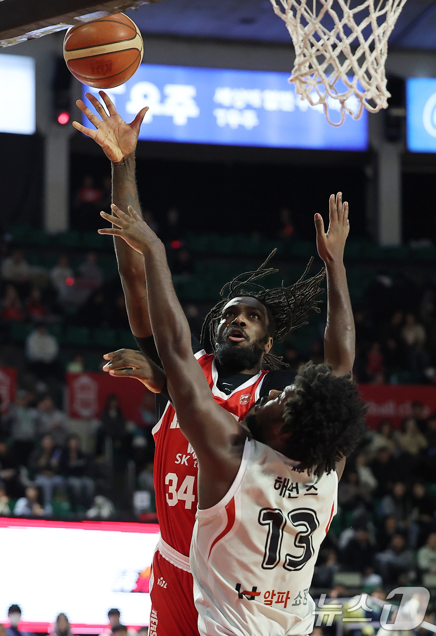 (서울=뉴스1) 김진환 기자 = 6일 오후 서울 송파구 잠실학생체육관에서 열린 2024-2025 KCC 프로농구 서울 SK와 수원 KT의 경기,  1쿼터 서울 SK 워니가 골밑슛을 …