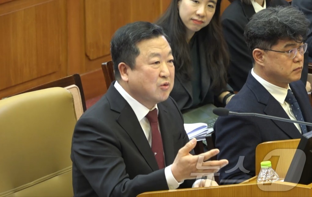 (서울=뉴스1) = 박춘섭 대통령실 경제수석이 6일 서울 종로구 헌법재판소에서 열린 탄핵 심판 6차 변론기일에서 질문에 답하고 있다. (헌법재판소 제공) 2025.2.6/뉴스1