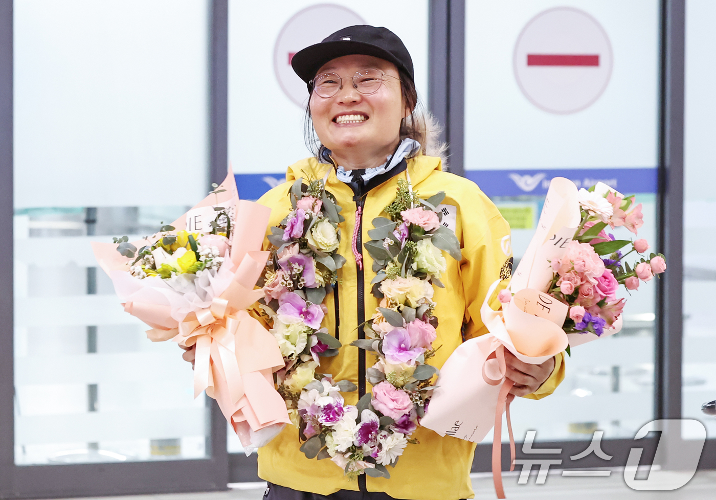 (인천공항=뉴스1) 민경석 기자 = '남극대륙 단독 스키 횡단'에 성공한 김영미 대장(노스페이스 에슬리트팀)이 6일 오후 인천국제공항을 통해 귀국해 원정대 스태프들에게 받은 꽃다발 …