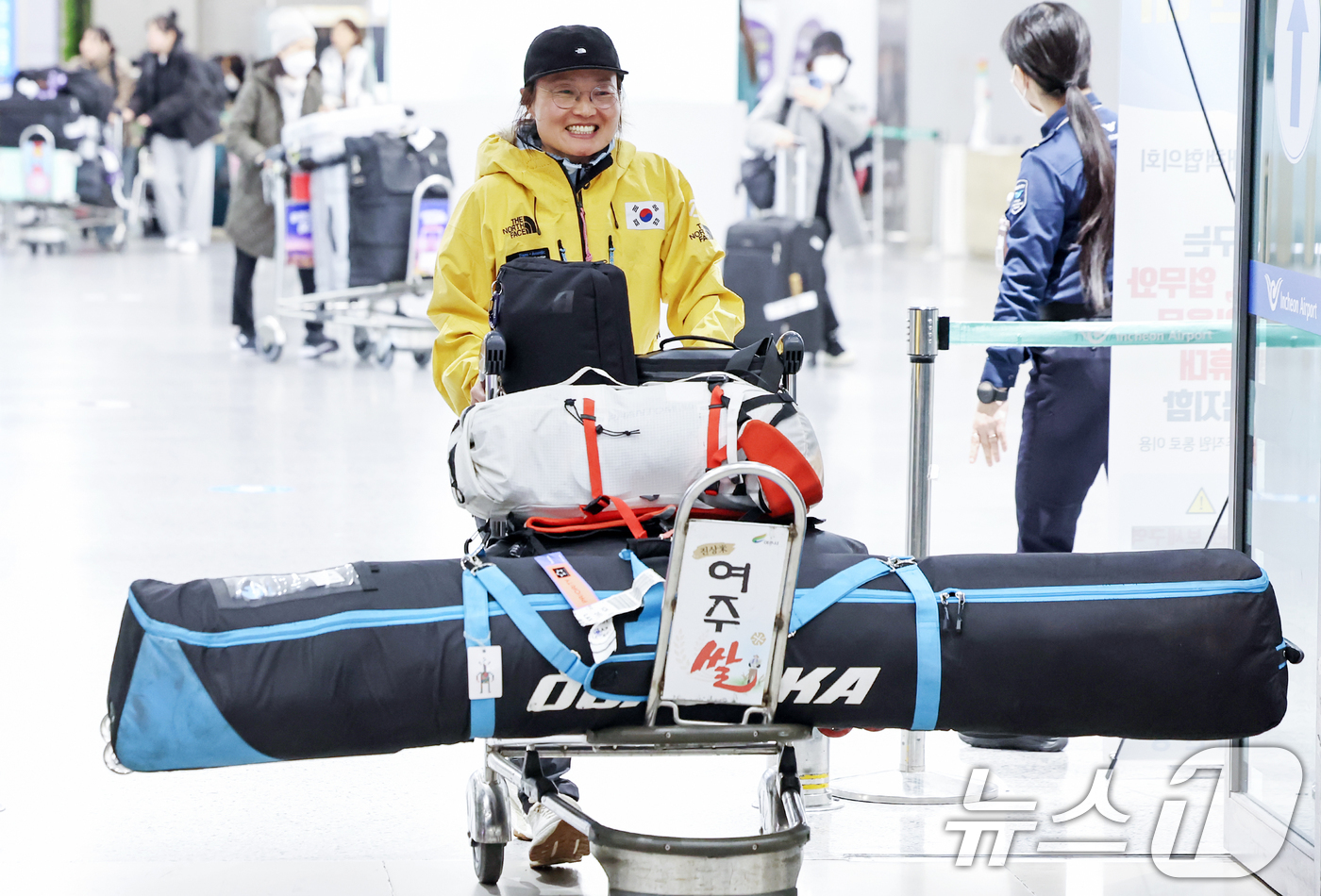 (인천공항=뉴스1) 민경석 기자 = '남극대륙 단독 스키 횡단'에 성공한 김영미 대장(노스페이스 에슬리트팀)이 6일 오후 인천국제공항을 통해 귀국하고 있다.김 대장은 지난해 11월 …