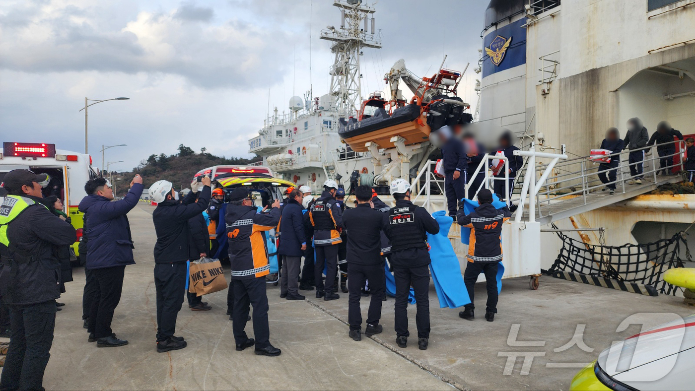 (제주=뉴스1) 강승남 기자 = 지난 3일 제주 서귀포 남서쪽 800㎞ 대만 인근 해상에서 발생한 제주 어선 전복 사고 승선원 10명 전원이 6일 오후 서귀포시 화순항에서 해경 함 …