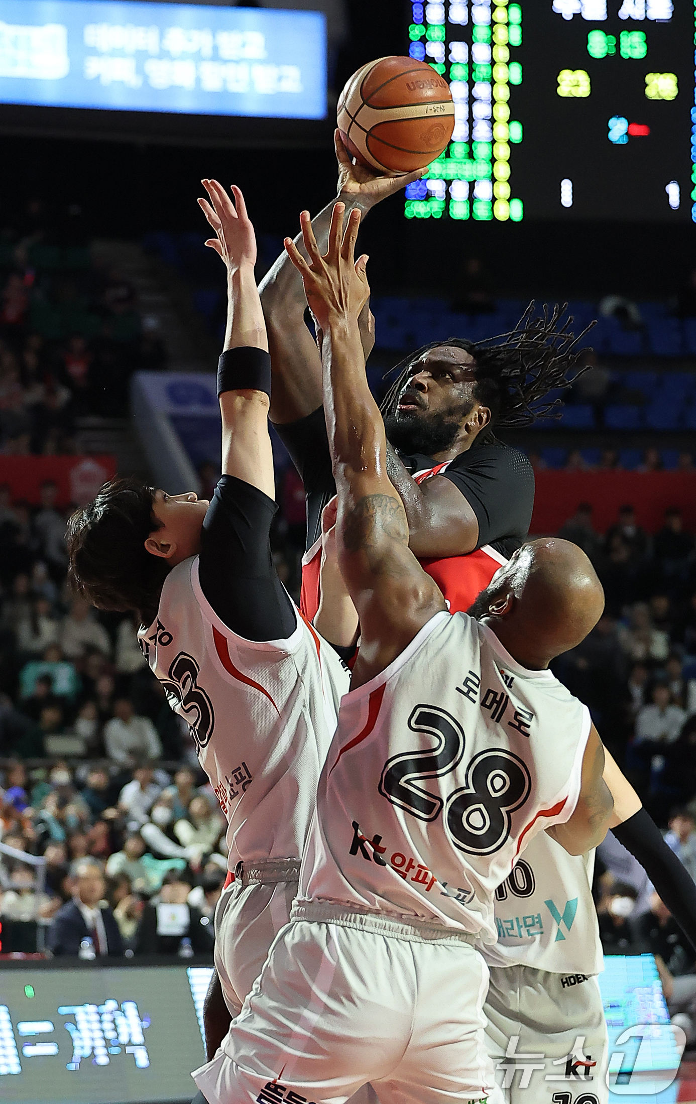 (서울=뉴스1) 김진환 기자 = 6일 오후 서울 송파구 잠실학생체육관에서 열린 2024-2025 KCC 프로농구 서울 SK와 수원 KT의 경기,  1쿼터 서울 SK 워니가 수원 K …